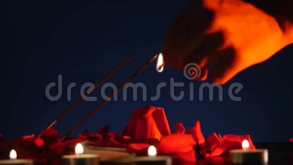 香薰台设置有香薰蜡烛和香棒手工点燃蜡烛和香气棒视频的预览图