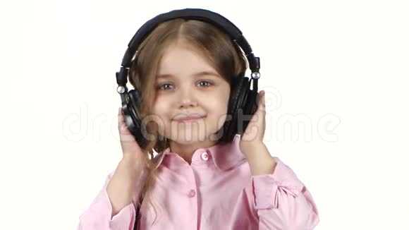 小女孩听音乐耳机和舞蹈特写视频的预览图