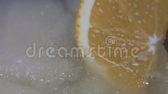 鸡尾酒中的橙片视频的预览图