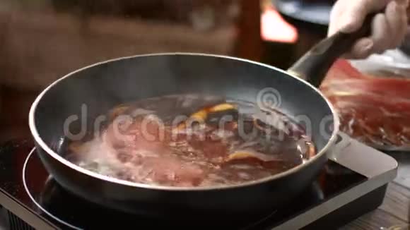 液体在煎锅上沸腾视频的预览图