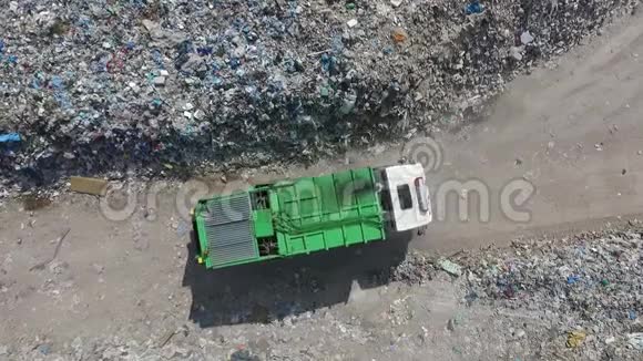 垃圾车在垃圾顶部之间空中观景视频的预览图