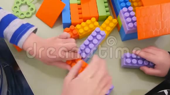 孩子们在彩色立方体中玩耍儿童设计师的特写镜头视频的预览图