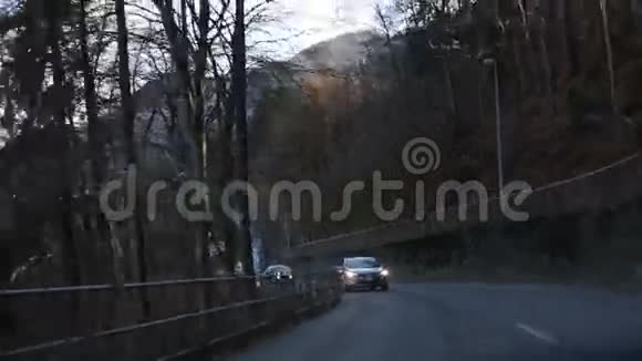 汽车在通往豌豆的路上行驶视频的预览图