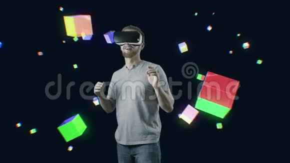 在互动空间内佩戴VR设备眼镜的人触摸虚拟立方体视频的预览图