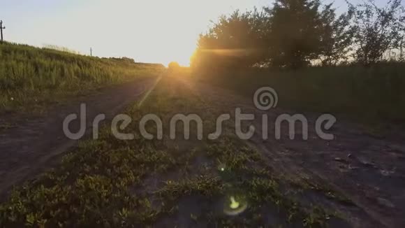 从农场俯瞰美丽的空中日落景色视频的预览图