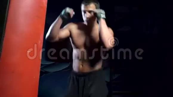 体育馆内有拳击袋的运动员拳击视频的预览图
