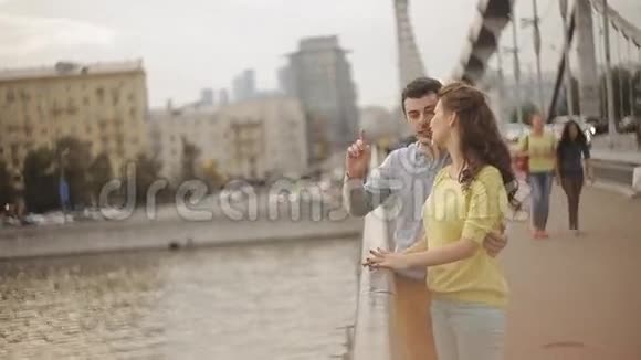 桥上的爱和幸福视频的预览图