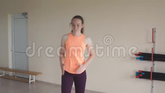 在健身房或工作室做舞蹈练习的女人视频的预览图