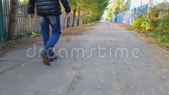 人沿着沥青路走视频的预览图