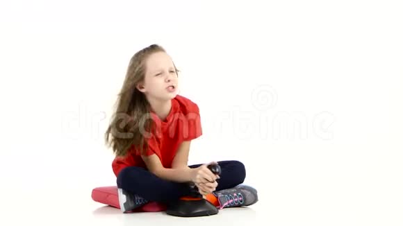 儿童在网上玩操纵杆坐在地板上视频的预览图