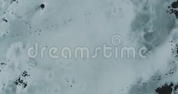 在湖上飞行冰冻的湖面覆盖着厚厚的一层冰雪动物的踪迹视频的预览图