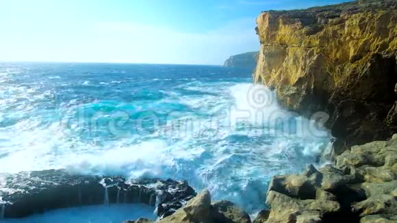 马耳他圣劳伦茨海岸的高崖海浪很大视频的预览图
