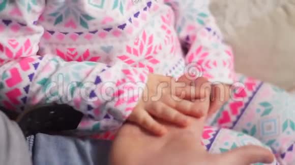 一个小女儿的特写她的手放在一个大手掌上视频的预览图