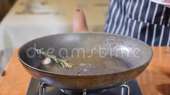 在餐厅的一个热煎锅上加入肝片的厨师烹饪弗拉姆贝式菜肴把切片放进去视频的预览图