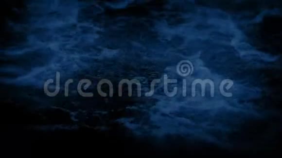 黑暗的河水在夜晚起泡视频的预览图