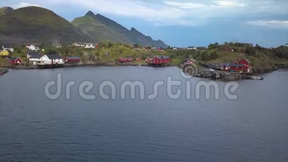 挪威Sorvagen小村庄的鸟瞰图视频的预览图