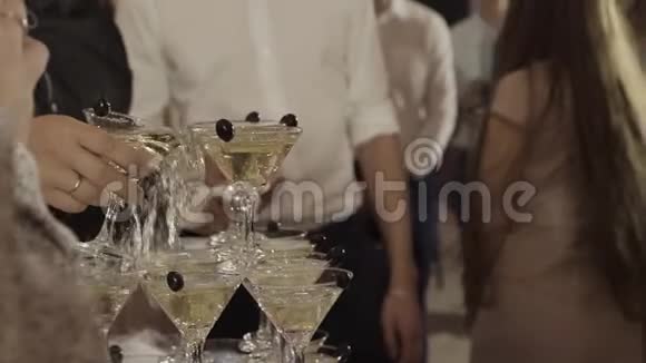 人们在宴会上喝酒视频的预览图