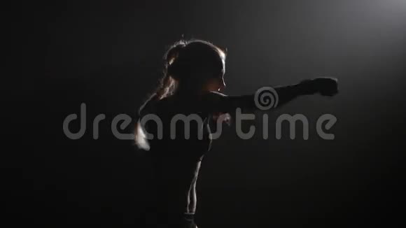 女孩派拳手打对手剪影黑色背景侧视关门视频的预览图