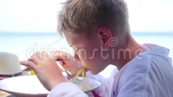 一个年轻人在露台上吃饭户外意大利菜视频的预览图