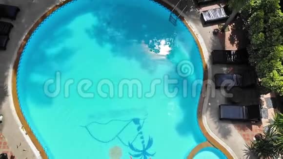 在阳光明媚的热带天堂岛上的豪华五星级度假胜地的空中飞行无人机游泳池景观苏视频的预览图