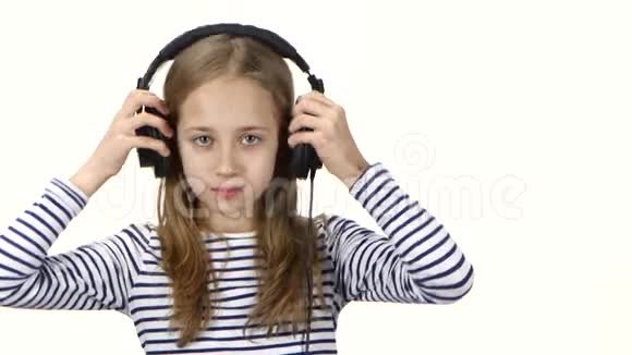 女孩DJ头戴耳机白色背景特写视频的预览图