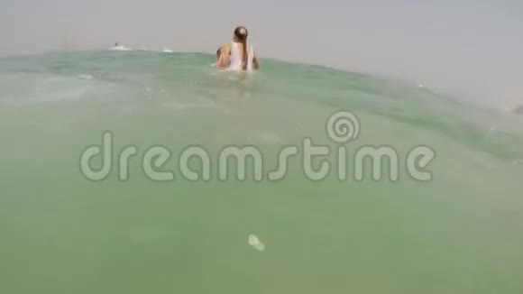 爱情侣沐浴大海这家伙带着一个女孩在水面上抬起慢速射击视频的预览图