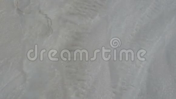 水流过土耳其帕穆卡莱的一块白色矿物岩石视频的预览图