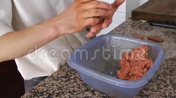 贝克做土耳其传统肉丸食品视频的预览图