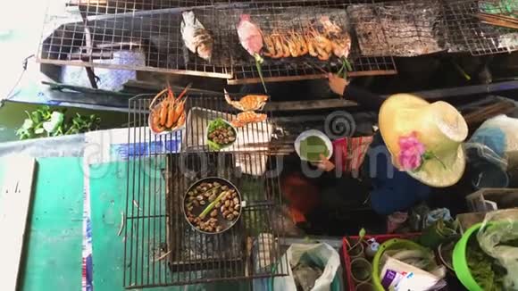 曼谷浮市的煤制虾海鲜烹饪船上的烹饪人员大岭禅浮生视频的预览图
