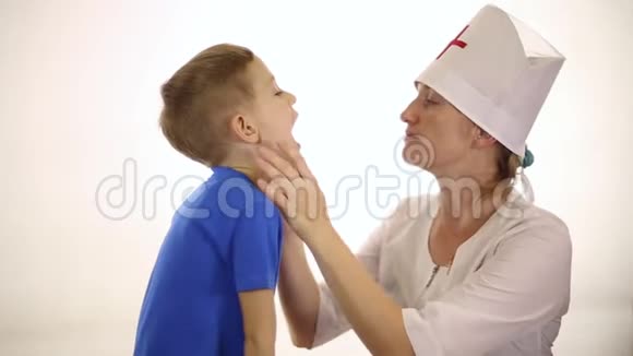 医生检查一个生病孩子的喉咙视频的预览图
