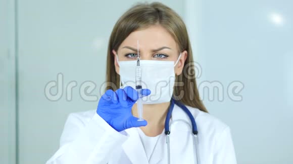 为病人准备注射用口罩的女医生视频的预览图