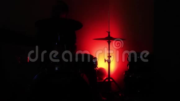 音乐家鼓手剪影演奏视频的预览图