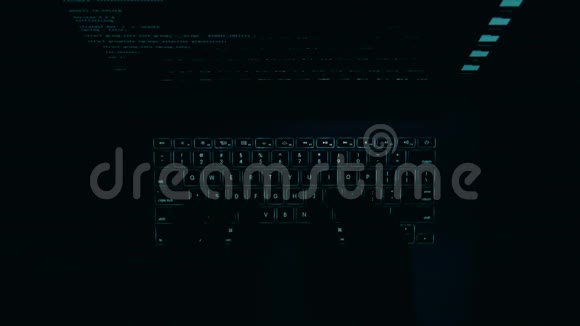 电脑键盘在黑暗中发光键盘背光手指在键盘上打字黑客在工作视频的预览图