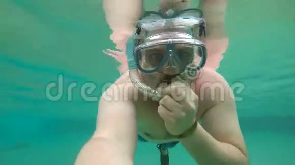 戴着面具在水下潜水的人视频的预览图