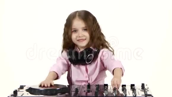 可爱的卷发女孩在DJ桌上玩白色背景视频的预览图