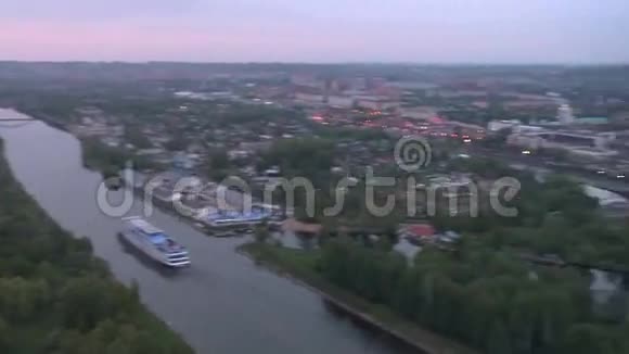 船漂浮在河道上视频的预览图
