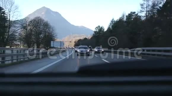 汽车在通往豌豆的路上行驶视频的预览图