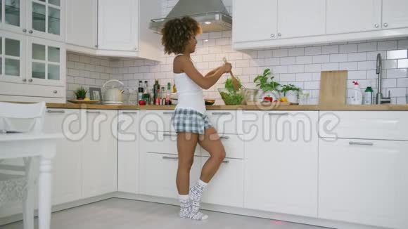 有代表性的女人在厨房做饭视频的预览图