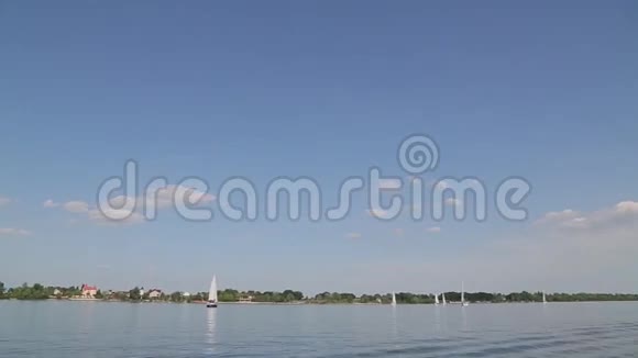 湖面上的游艇和蓝天视频的预览图