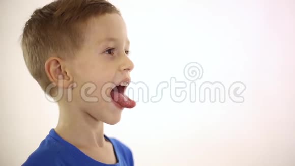 医生检查一个生病孩子的喉咙视频的预览图