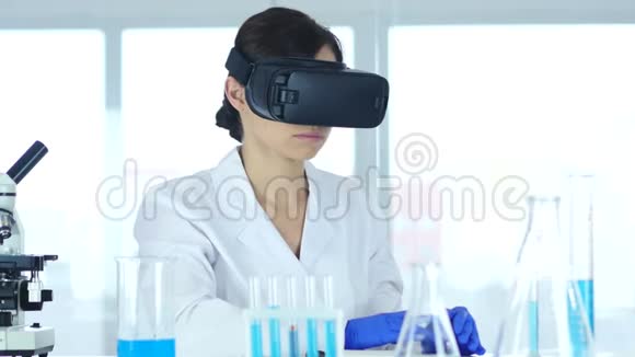 实验室使用虚拟现实眼镜的科学家虚拟现实护目镜视频的预览图