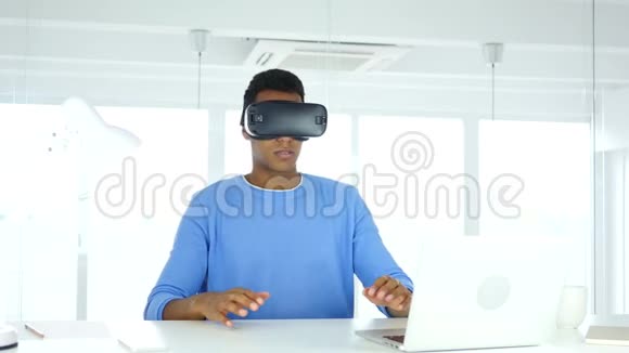 在办公室戴虚拟现实眼镜的人使用智能手机vr护目镜视频的预览图