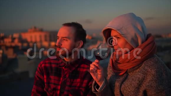 屋顶上的浪漫约会可爱的情侣在日落时在屋顶上约会视频的预览图