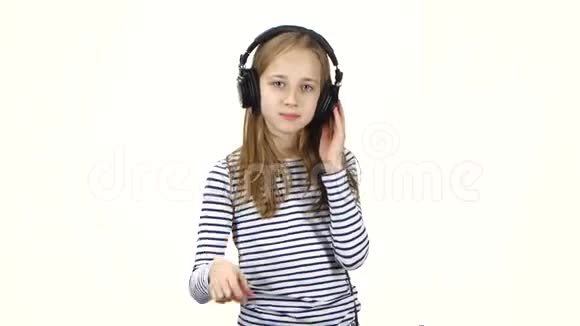 儿童用耳机听音乐并将手指拍成节奏视频的预览图