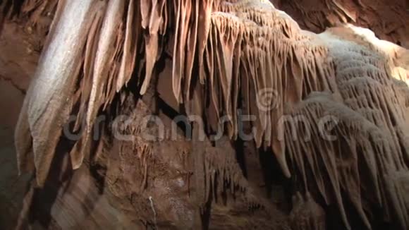 洞穴和钟乳石的全景视频的预览图