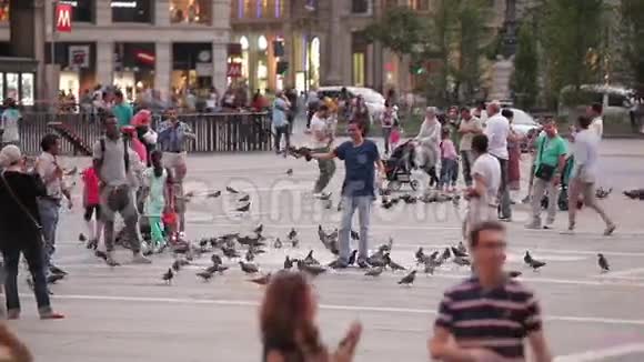 多摩广场上的人视频的预览图