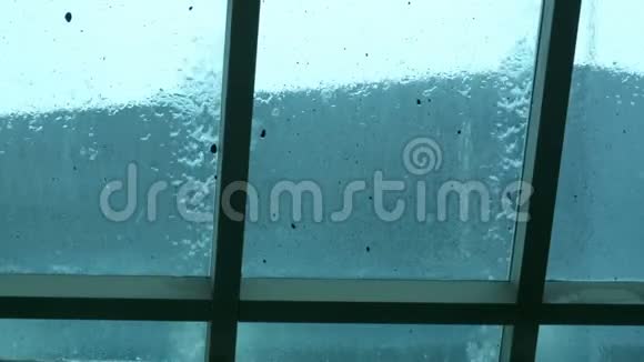 窗外的雨滴落在玻璃上视频的预览图