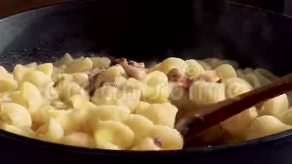 平底锅中有蘑菇的意大利面视频的预览图