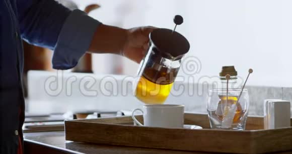 在厨房准备咖啡的老人视频的预览图