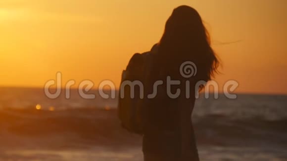 不可辨认的年轻旅行者女人在日出时出海年轻女游客背着背包散步视频的预览图
